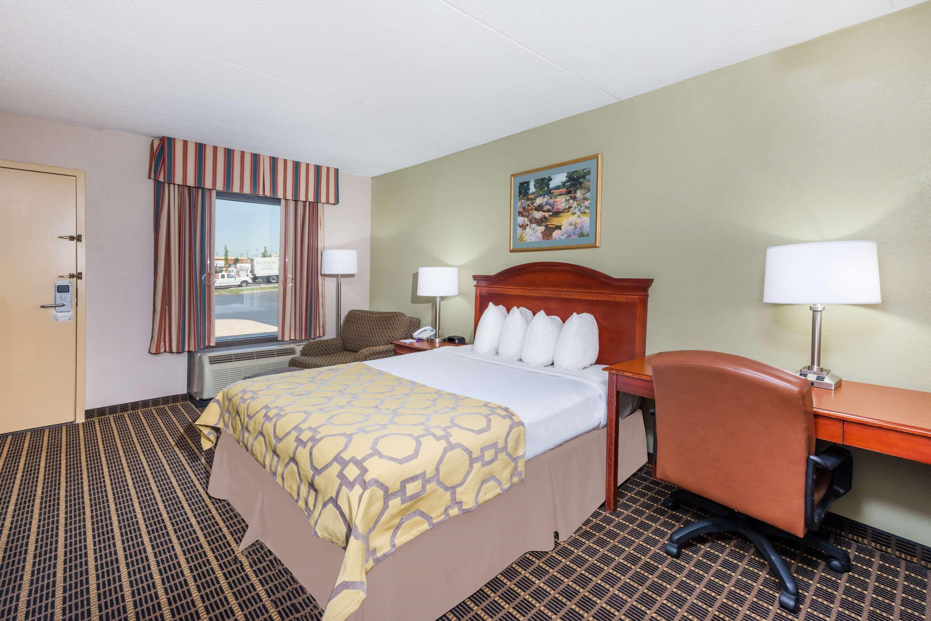 Baymont By Wyndham Clarksville Northeast Екстер'єр фото