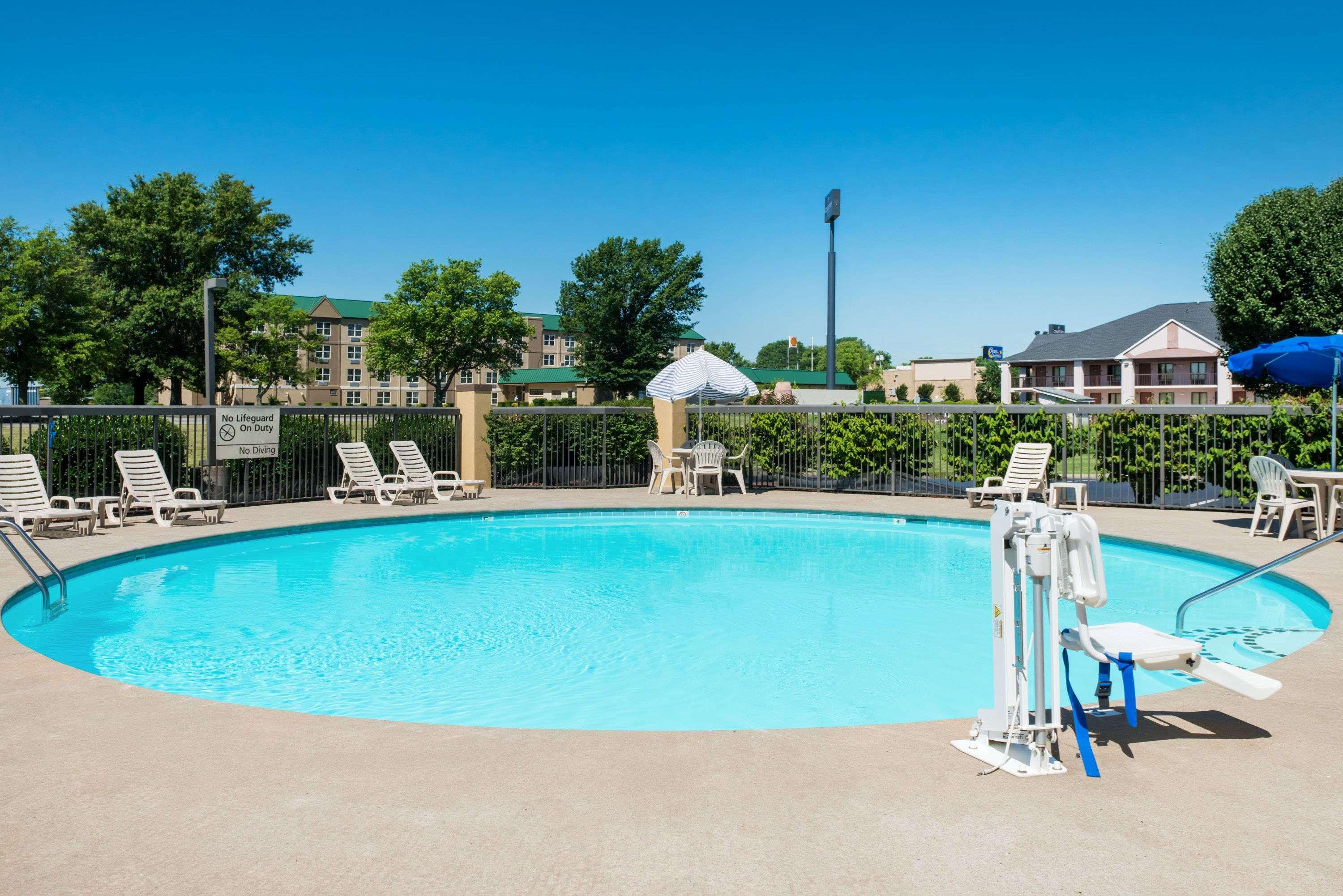 Baymont By Wyndham Clarksville Northeast Екстер'єр фото