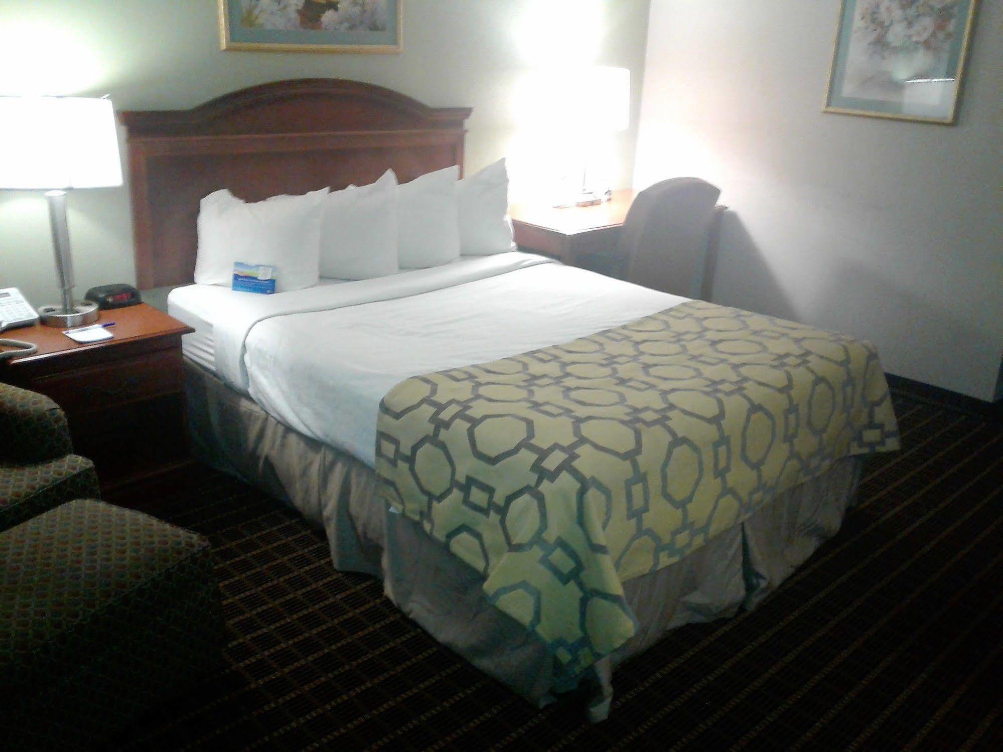 Baymont By Wyndham Clarksville Northeast Екстер'єр фото