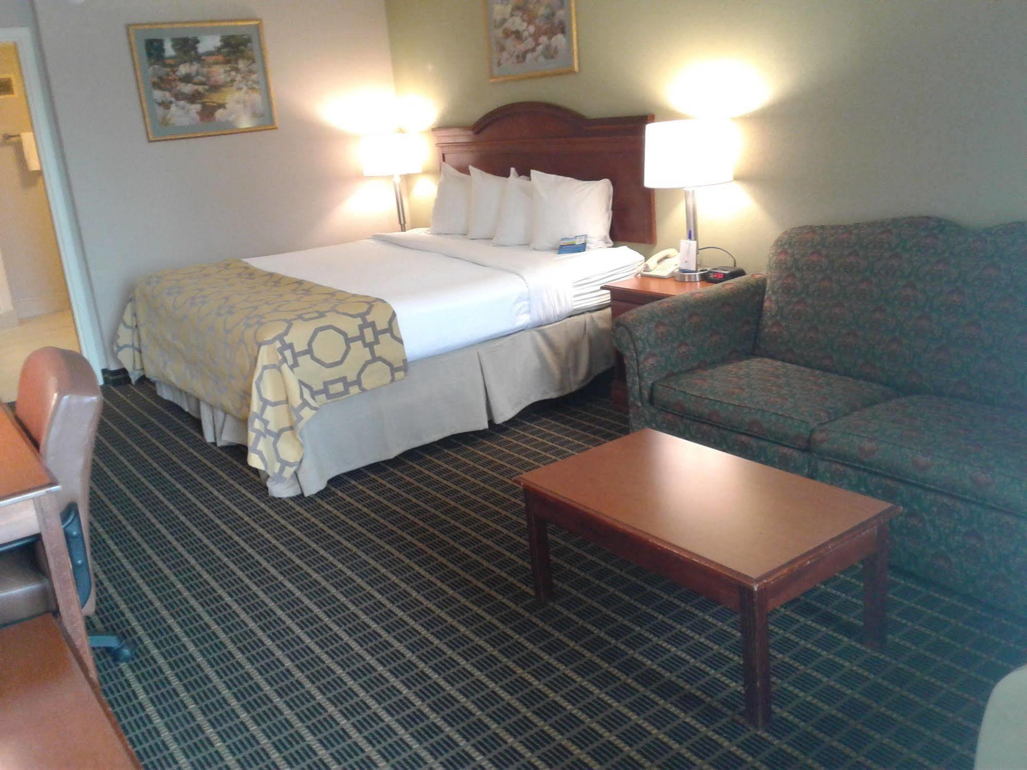 Baymont By Wyndham Clarksville Northeast Екстер'єр фото