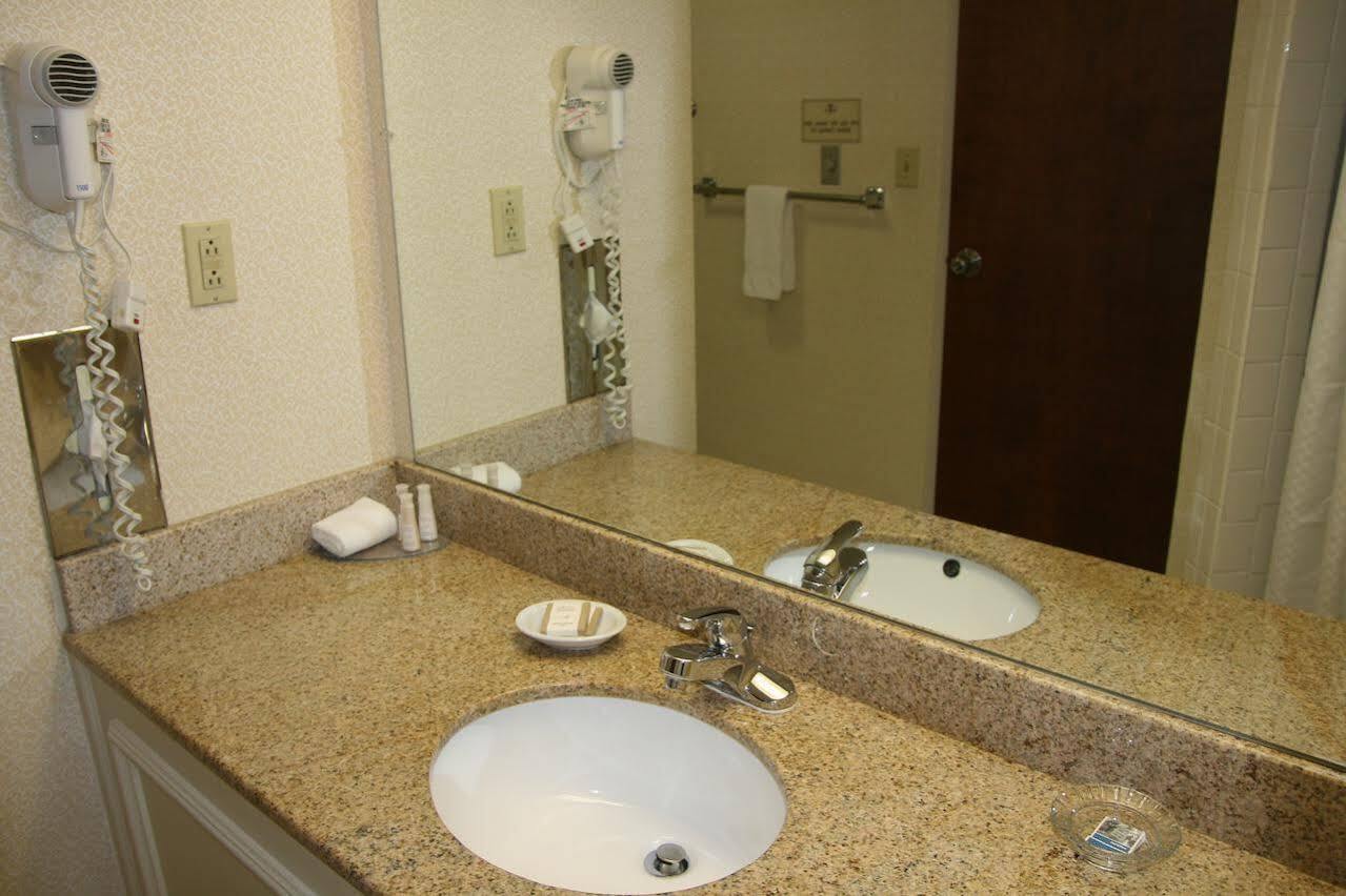 Baymont By Wyndham Clarksville Northeast Екстер'єр фото