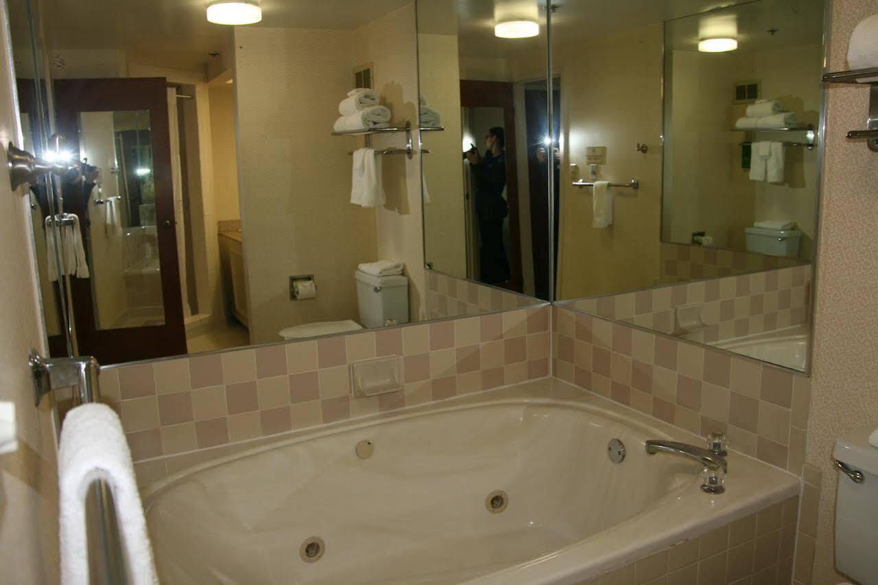 Baymont By Wyndham Clarksville Northeast Екстер'єр фото