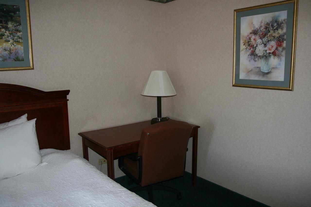 Baymont By Wyndham Clarksville Northeast Екстер'єр фото